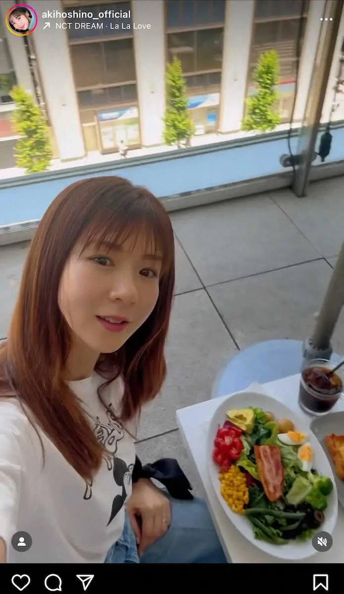 “昔と変わらない可愛さ…”銀座のブランチでの自撮りショット。ほしのあきインスタグラム（＠akihoshino_official）から