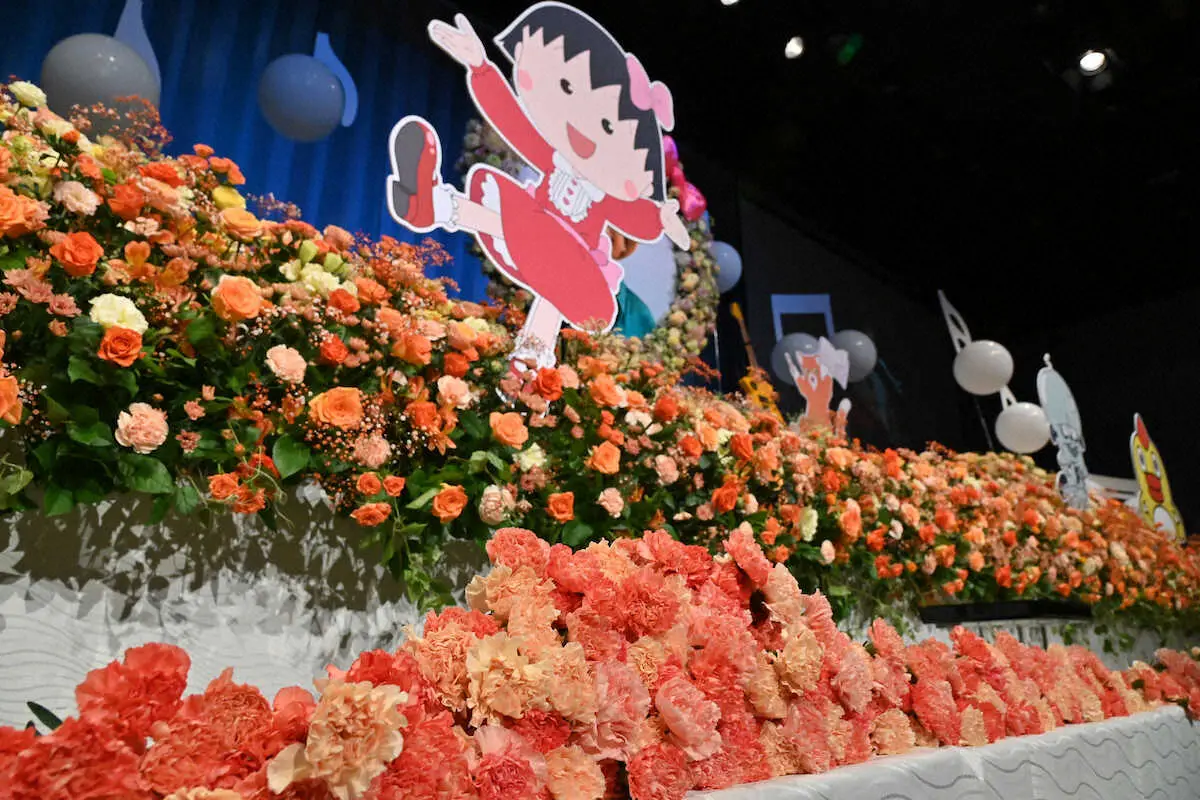 会場や祭壇はTARAKOさんをイメージしたオレンジ色で飾られた