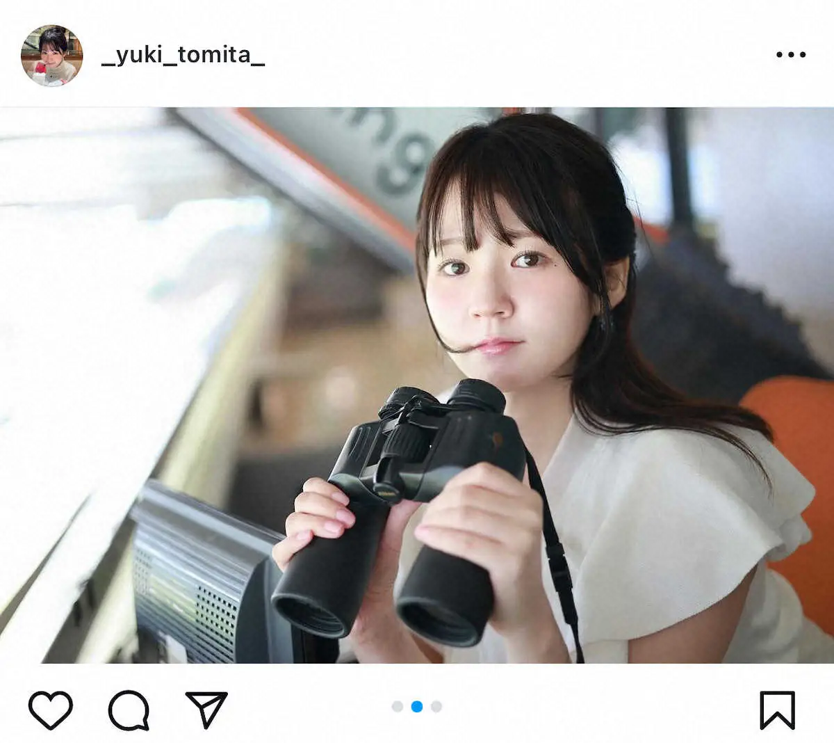 “双眼鏡の先に見えたのは…”実況席でのワンショット！冨田有紀の公式インスタグラム（＠_yuki_tomita_）から。
