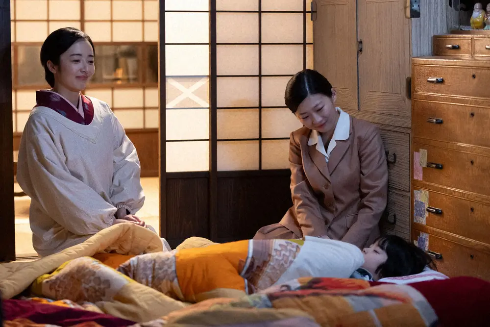 連続テレビ小説「虎に翼」第63話。花江（森田望智・左）と寅子（伊藤沙莉）（C）NHK 