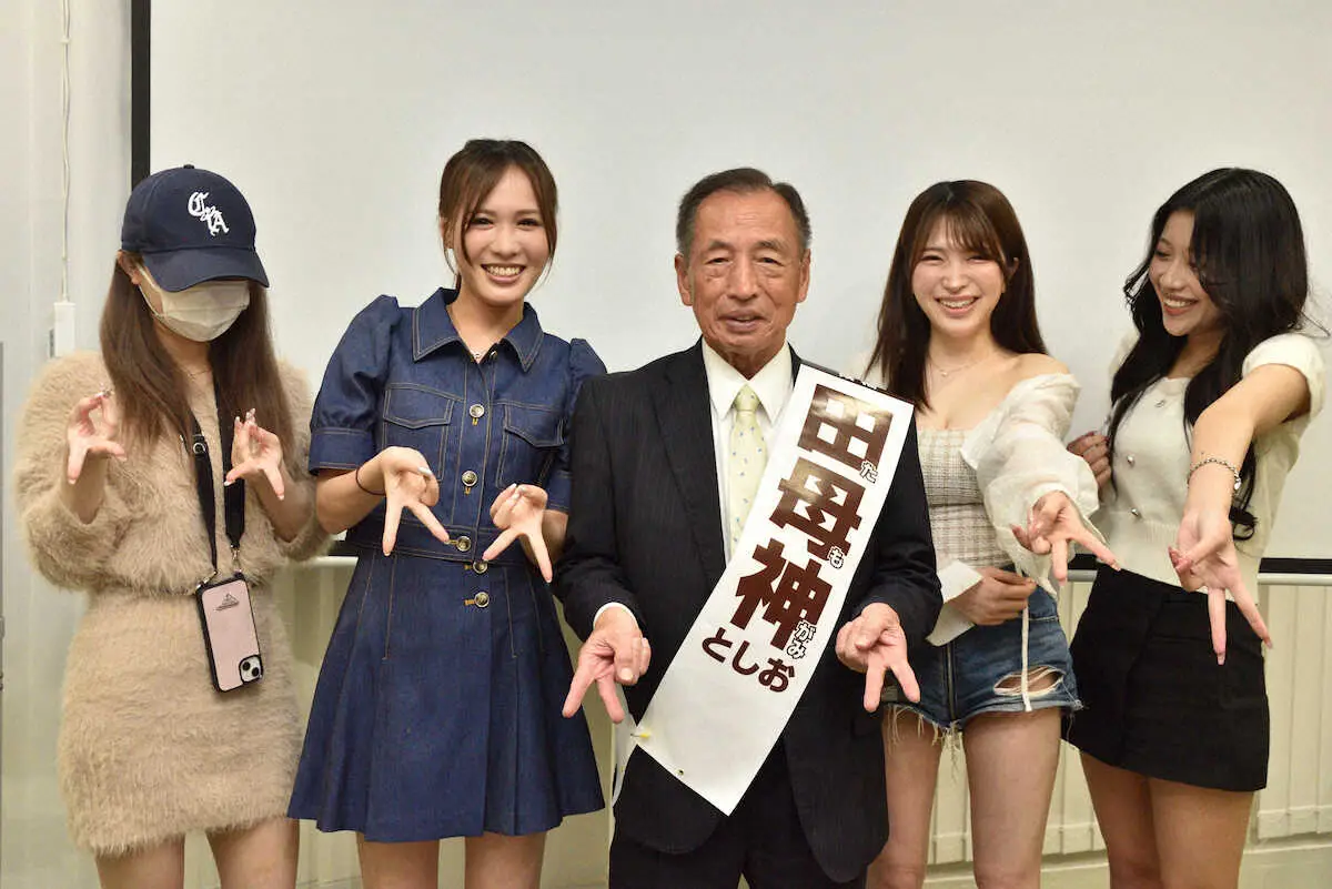 新宿歌舞伎町のキャバ嬢たちとギャルピースをする元航空幕僚長の田母神俊雄氏（中央）　（撮影・小田切　葉月）