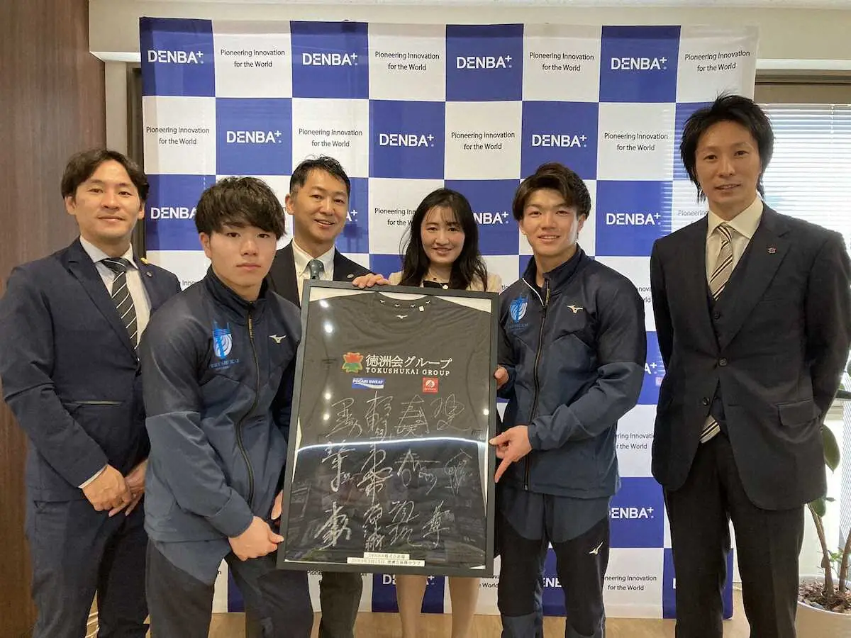 体操の岡慎之助（左から2番目）と「DENBA　JAPAN」常務執行役員の近藤加奈子さん（右から3番目）ら