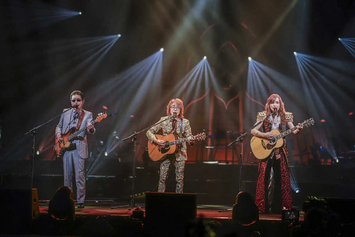 デビュー50周年記念の夏のイベントで熱演するTHE　ALFEE。左から桜井賢、坂崎幸之助、高見沢俊彦