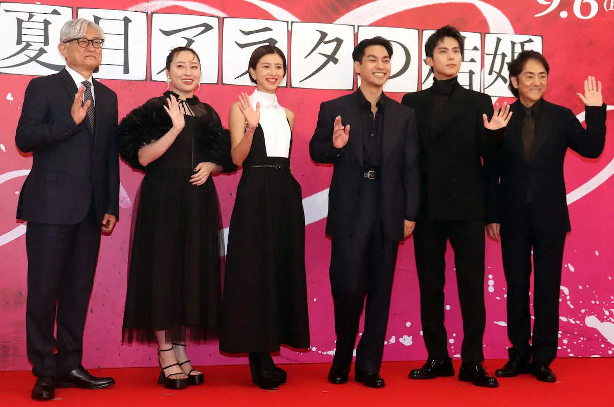 映画「夏目アラタの結婚」のジャパンプレミアに出席した（左から）堤幸彦監督、丸山礼、黒島結菜、柳楽優弥、中川大志、市村正親