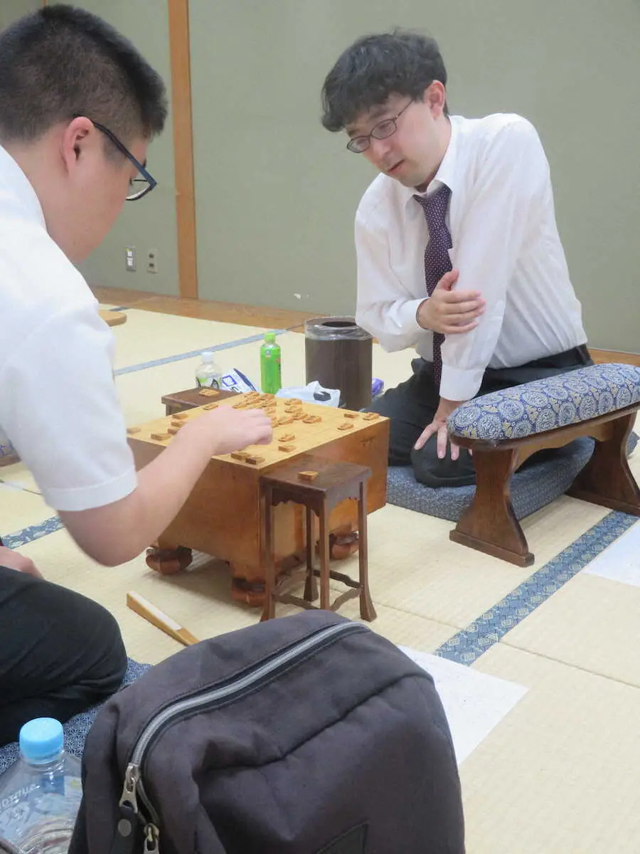 高田明浩五段（左）に勝利し、初の王将戦挑戦者決定リーグ入りを決めた西田拓也五段