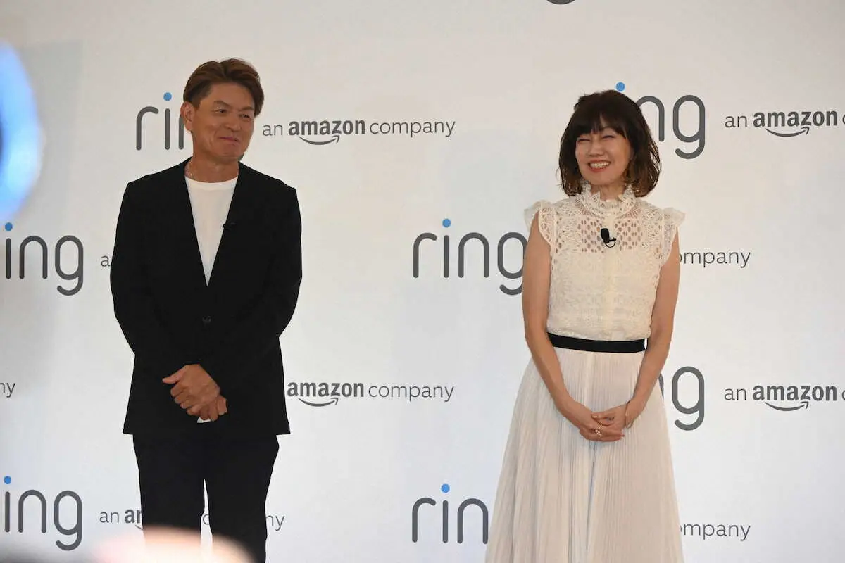 ＜Amazon　Ring　首振り機能付きインドアカム　新製品発表会＞発表会に登場したヒロミと松本伊代（撮影・小渕　日向子）