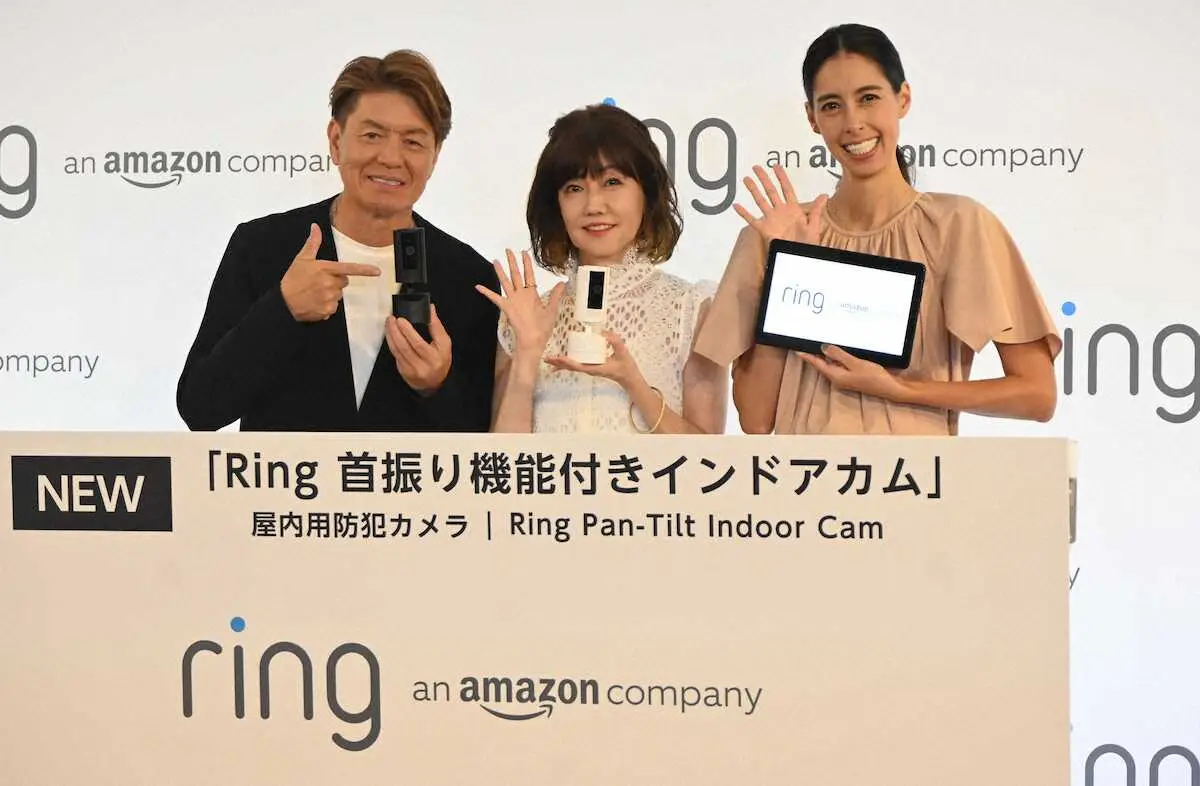 ＜Amazon　Ring　首振り機能付きインドアカム　新製品発表会＞フォトセッションで笑顔の（左から）ヒロミ、松本伊代、森泉（撮影・小渕　日向子）