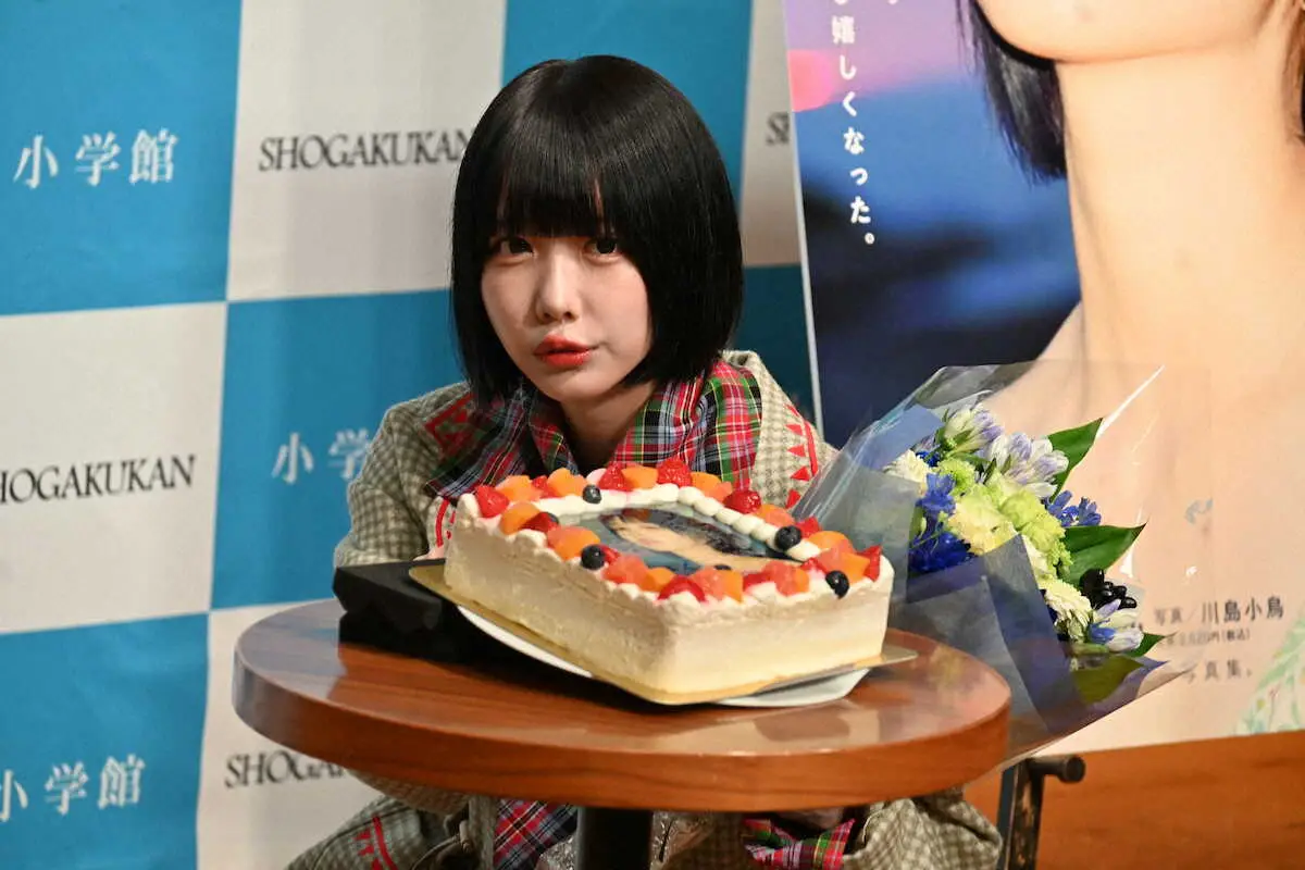 写真集発売記念イベントで誕生日を祝われたあの（撮影・糸賀日向子）