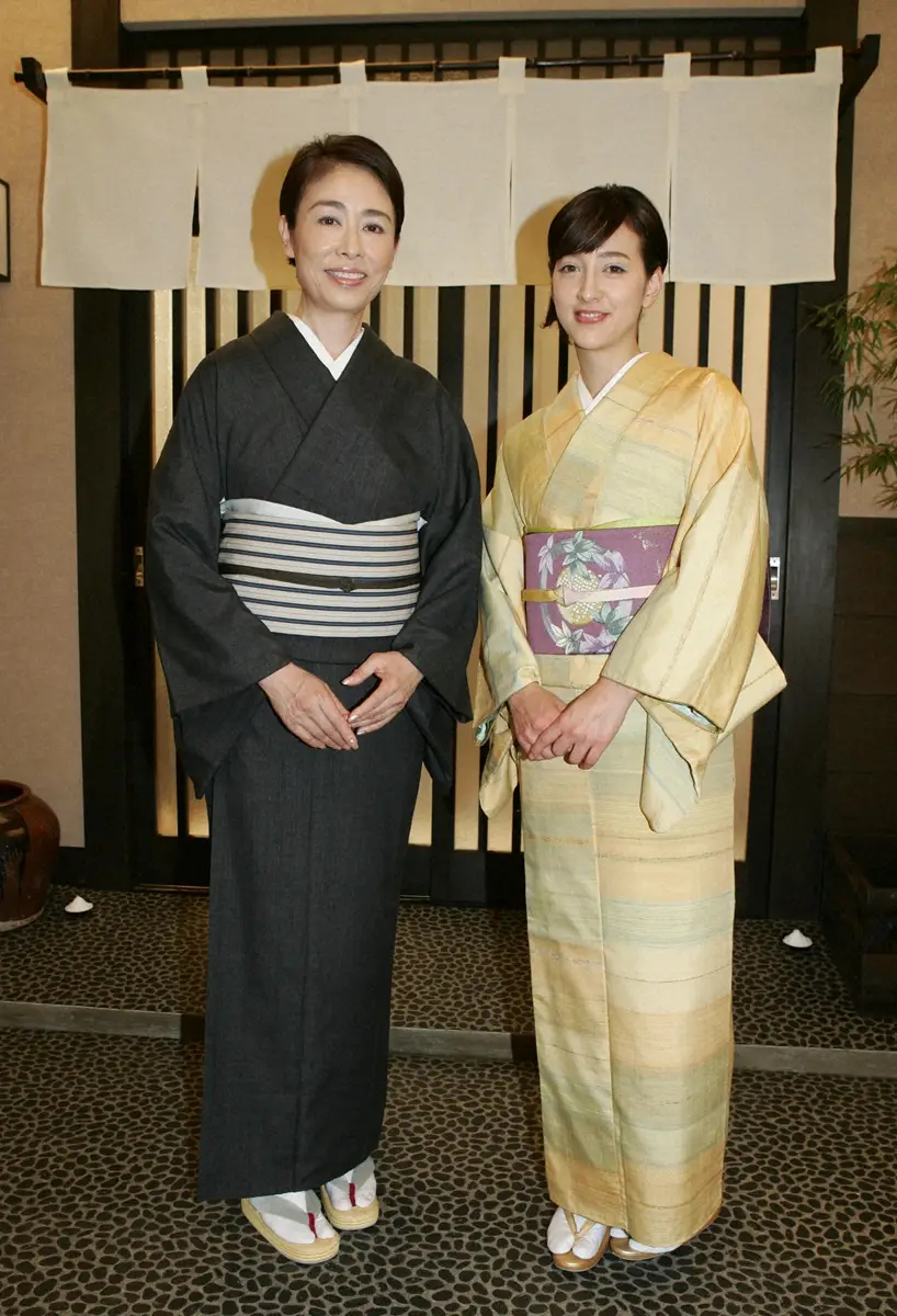 2007年、新報道番組を和服でＰＲするキャスター・安藤優子（左）とアナウンサー・滝川クリステル