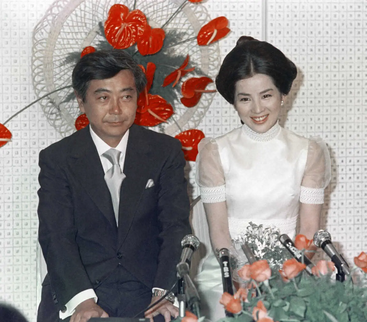 73年8月3日、披露宴パーティーで会見する岡田さんと吉永