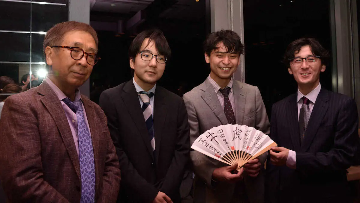 将棋の伊藤匠叡王を祝う一門主催のパーティーに出席した（左から）宮田利男八段、本田奎六段、斎藤明日斗五段、伊藤　（撮影・小田切　葉月）