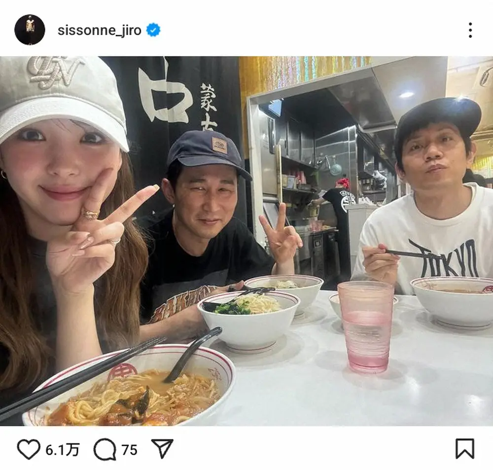 「シソンヌ」じろうのインスタグラム（@sissonne_jiro）より　左から藤田ニコル、じろう、今井太郎氏