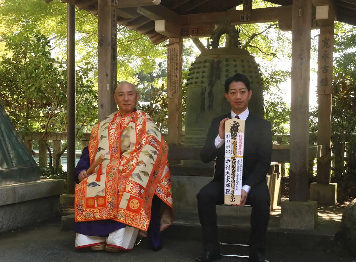 ＜「立川立飛歌舞伎特別公演」成功祈願＞大本山高尾山薬王院　中興第三十三世貫首佐藤秀仁僧正（右）と写真に納まる中村壱太郎