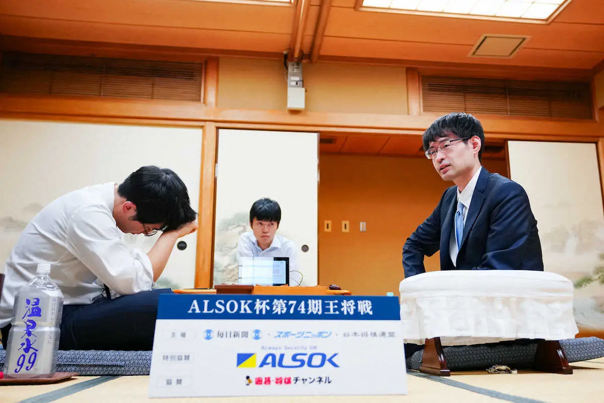 佐々木勇気八段（左）に勝利した近藤誠也七段（撮影・会津　智海）