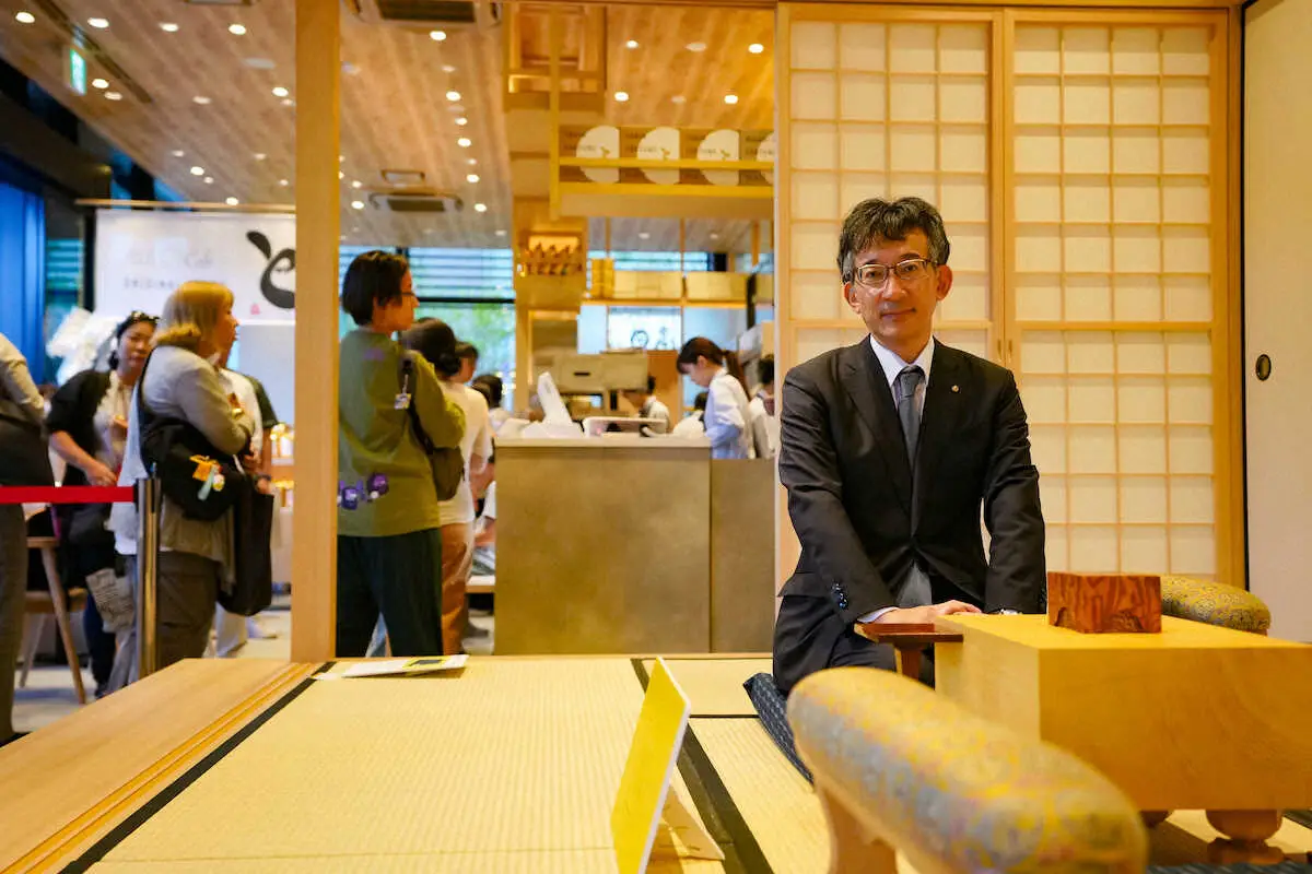 一日店長として将棋ファンを迎える佐藤康光九段（撮影・会津　智海）