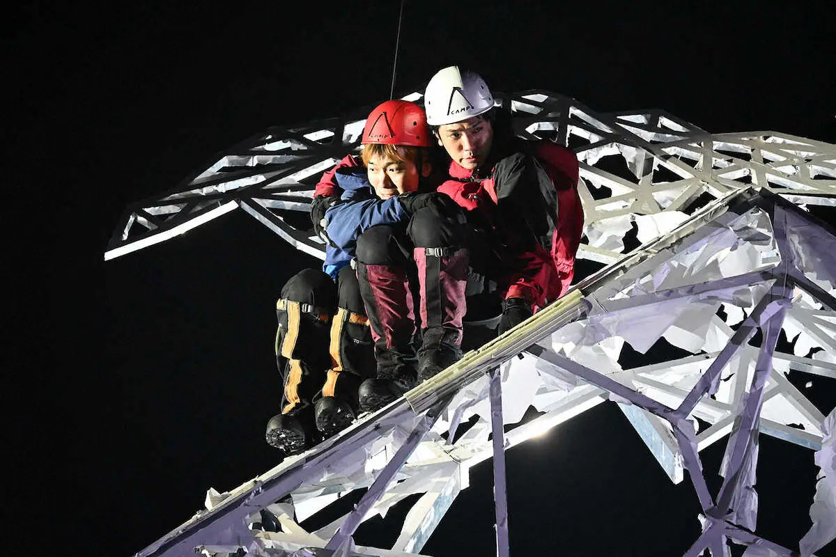 主演舞台「Touching　the　Void」のフォトコールを行ったAぇ！groupの正門良規（右）と共演の田中亨