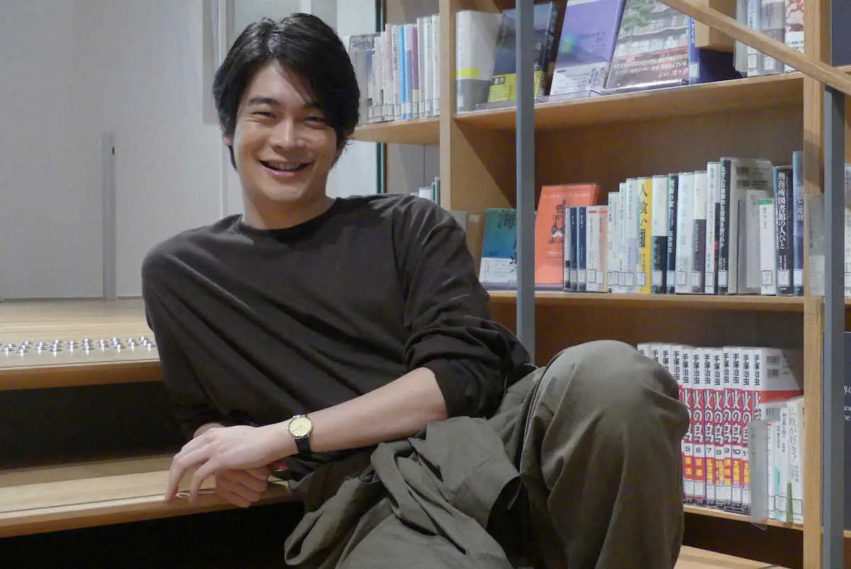 村上春樹氏の作品も並ぶ、早稲田大学内の「村上春樹ライブラリー」で全編撮影した映画「ピアニストを待ちながら」で主演した井之脇海