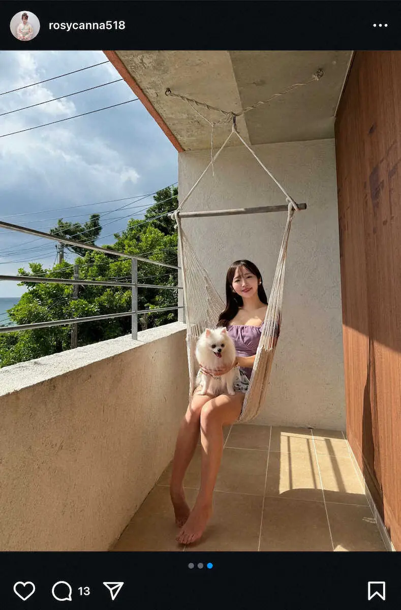 愛犬も気持ち良さそう…紫の水着姿でハンモックに座る藤田アナ。藤田かんなのインスタグラム（＠rosycanna518）から