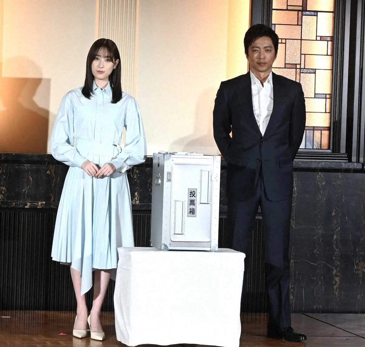 ＜「第50回衆議院議員総選挙」期日前投票デモンストレーション記者発表会＞フォトセッションに応じる高橋ひかる（左）、大沢たかお（撮影・小渕　日向子）