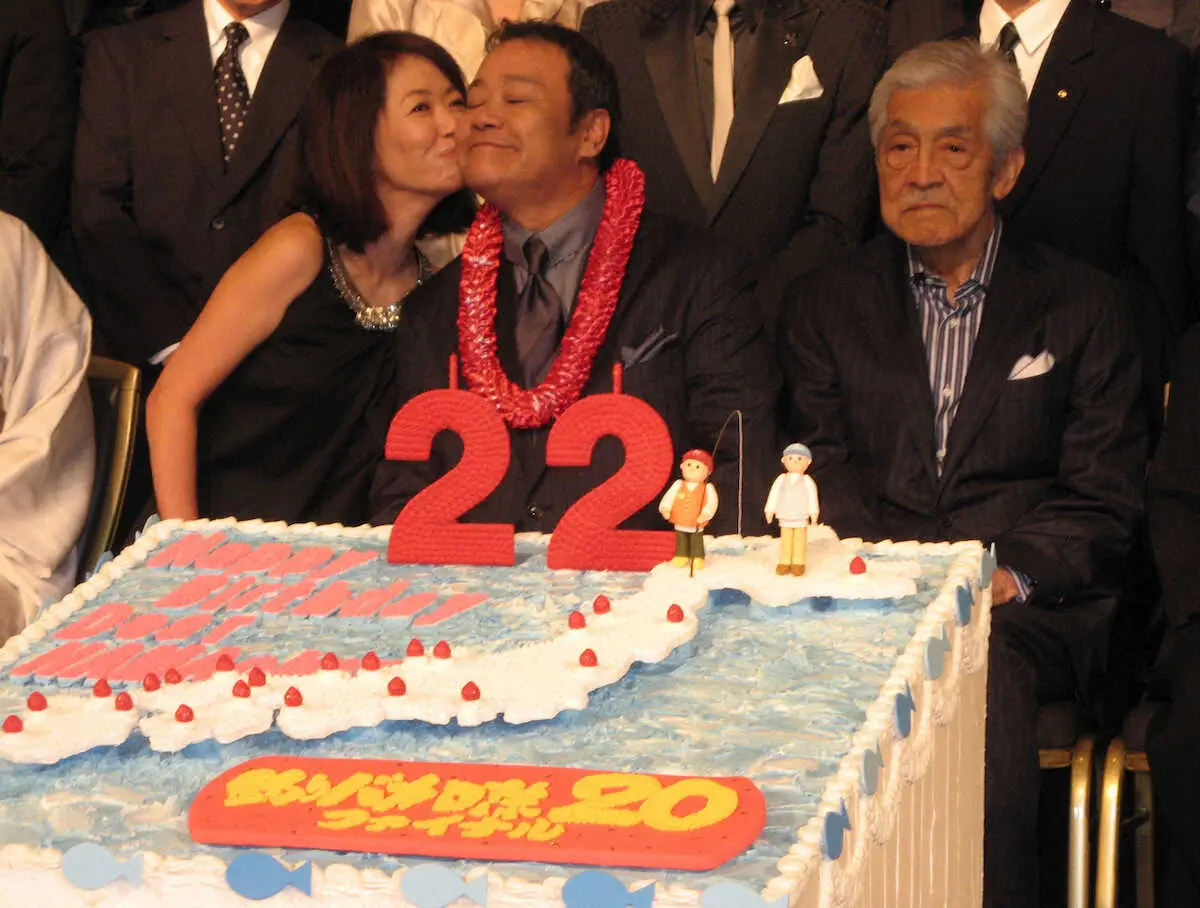 09年、映画「釣りバカ日誌20」記念イベントで浅田美代子（左）からキスされる西田敏行さん。右は三國連太郎さん