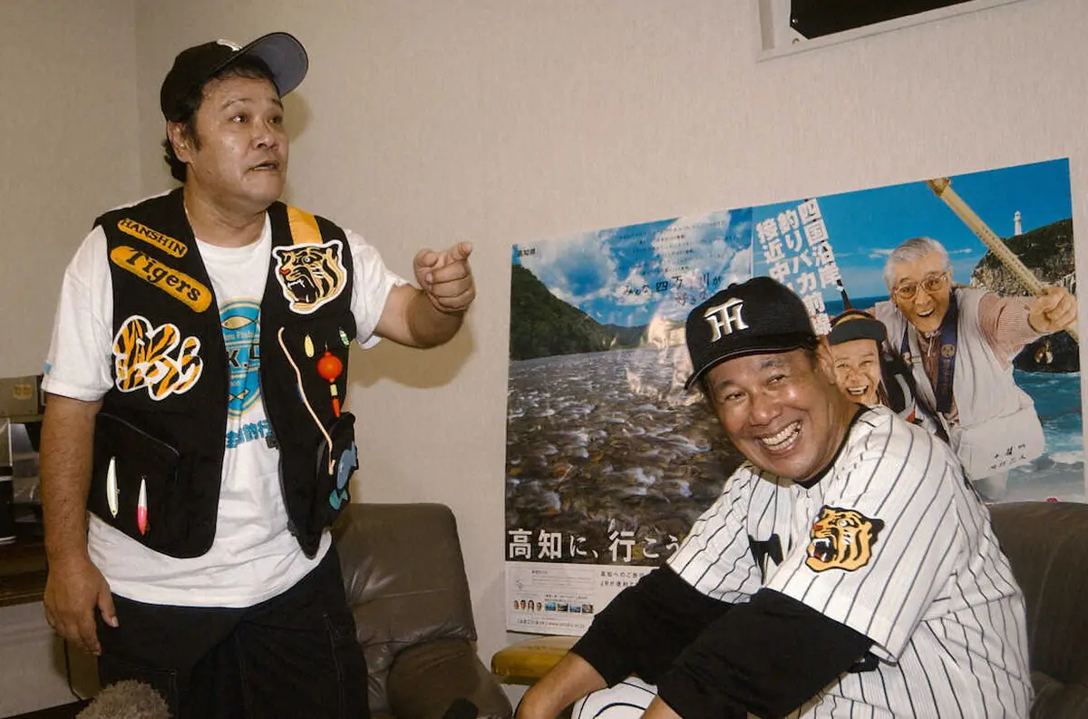 03年8月、甲子園で西田敏行さん（左）は阪神・田淵幸一コーチに映画の出演依頼?