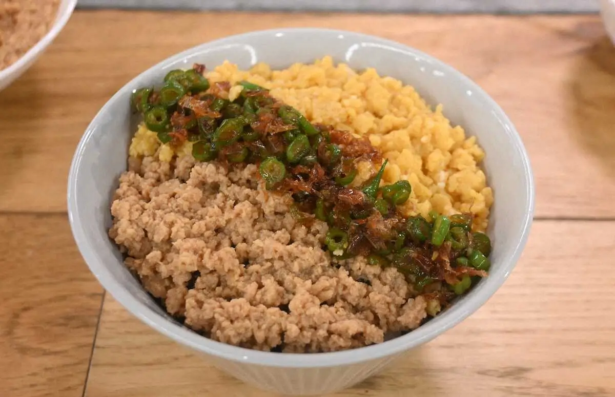 笠原将弘氏が作った「鶏そぼろ三食丼」（撮影・小渕　日向子）