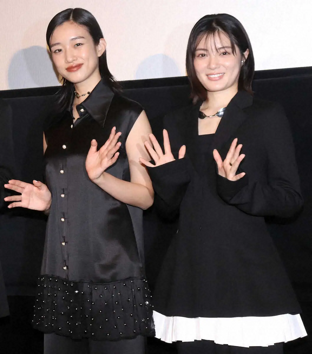 東京国際映画祭で上映された「ルックバック」の舞台あいさつを行った河合優実（左）と吉田美月喜