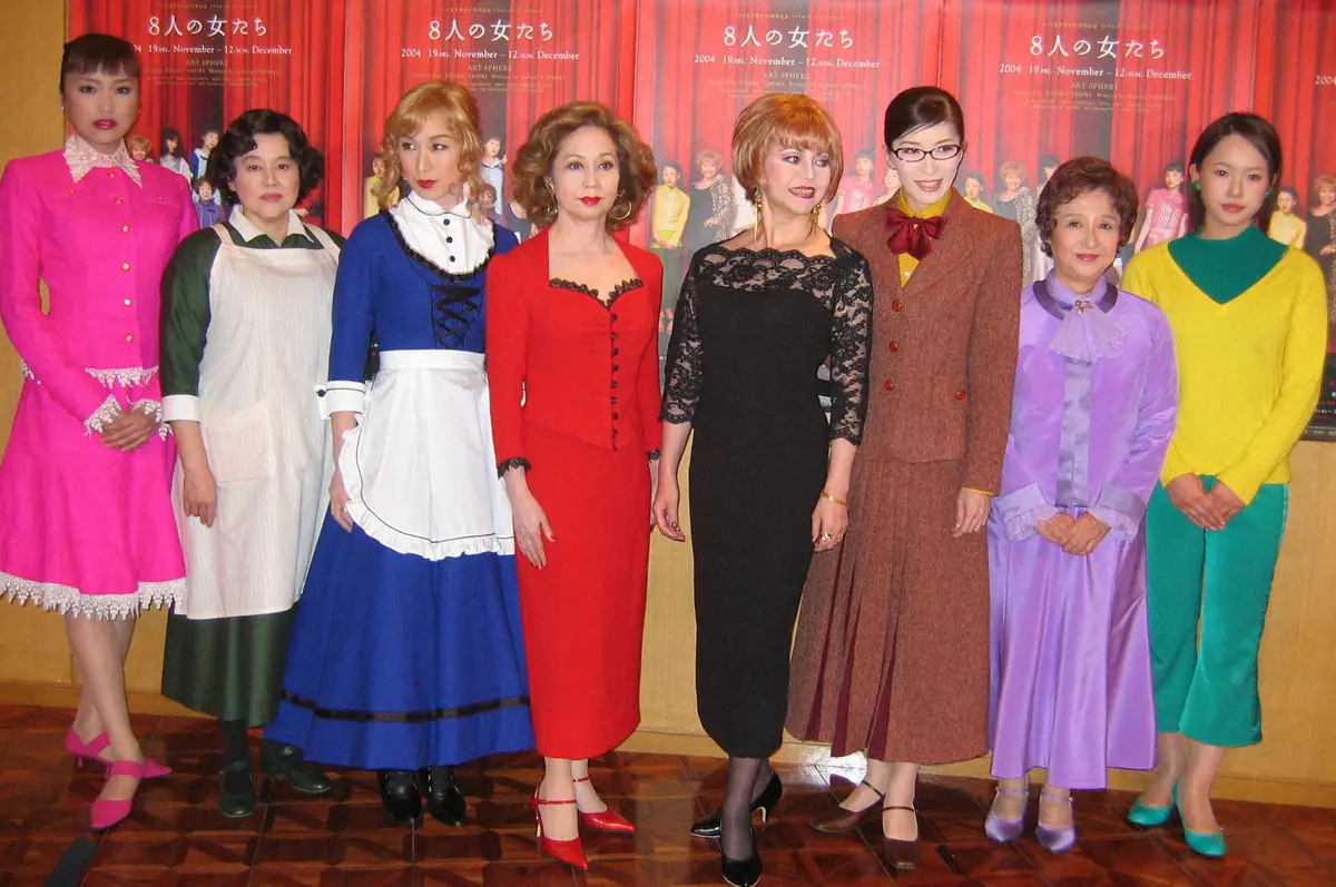 2004年、舞台「８人の女たち」公開舞台稽古を行い、記念撮影を行う（左から）佐藤江梨子、岡本麗、毬谷友子、山本陽子、木の実ナナ、安寿ミラ、喜多道枝さん、ソニン