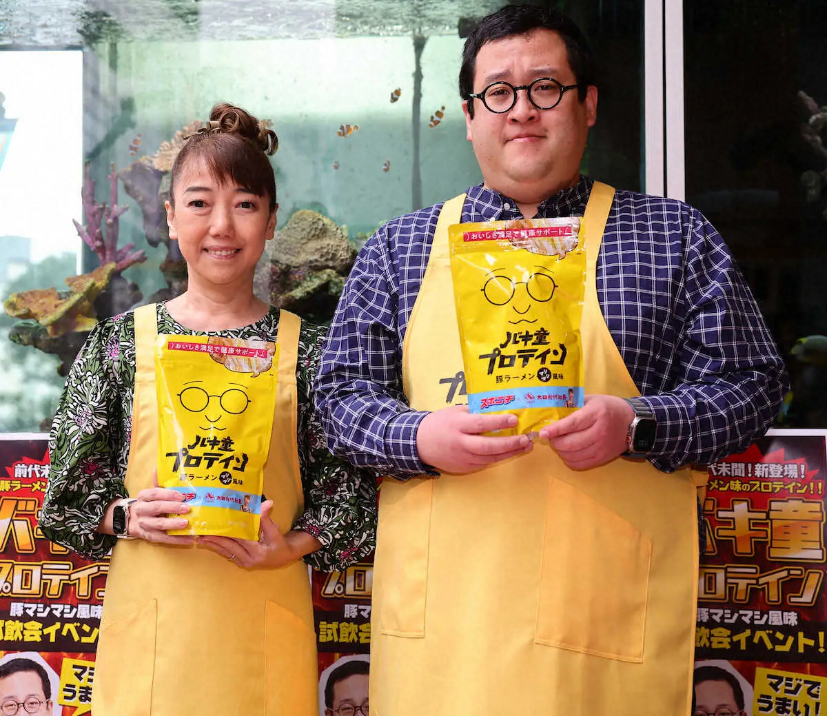 ＜ぐんぴぃプロテイン店頭販売＞プロテインの店頭販売をする太田光代社長（左）とぐんぴぃ（撮影・光山　貴大）