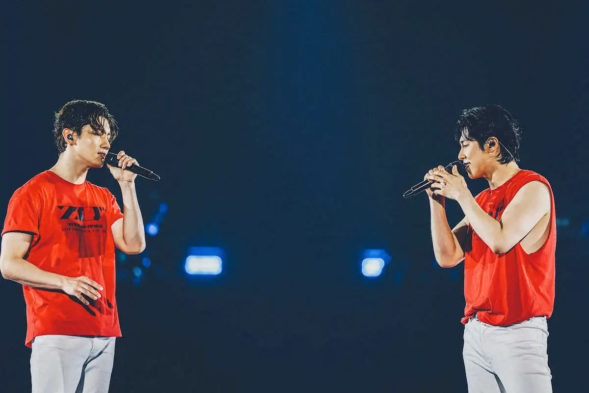 日本デビュー20周年を迎え東京ドームでライブを開催した「東方神起」のチャンミン(左)とユンホ