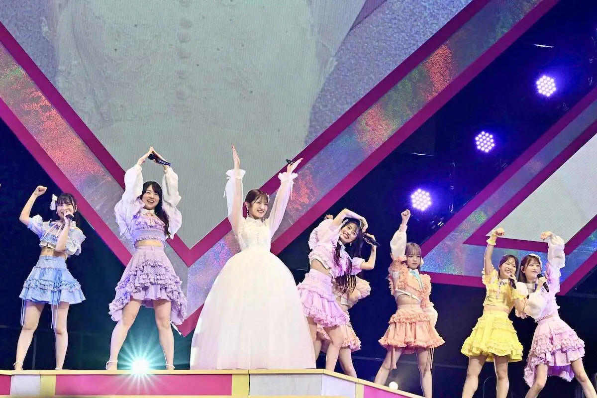 卒業コンサートで、白のドレスをまといパフォーマンスしたAKB48の村山彩希（左から3番目）