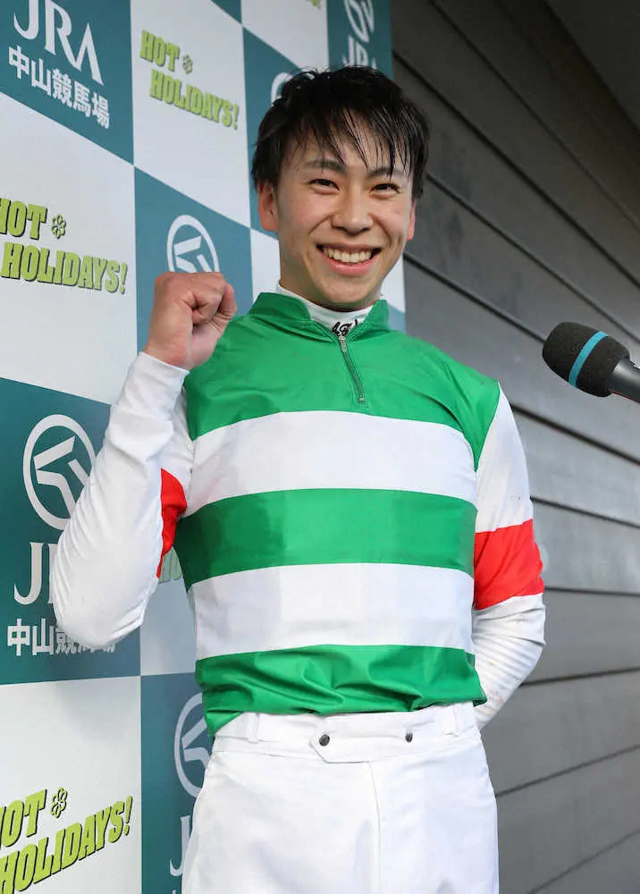 ＜皐月賞＞エフフォーリアでレースを制した横山武は笑顔でガッツポーズ