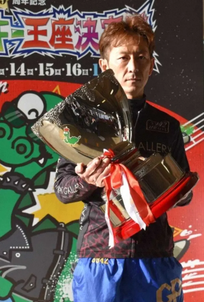 優勝カップを手にする寺田