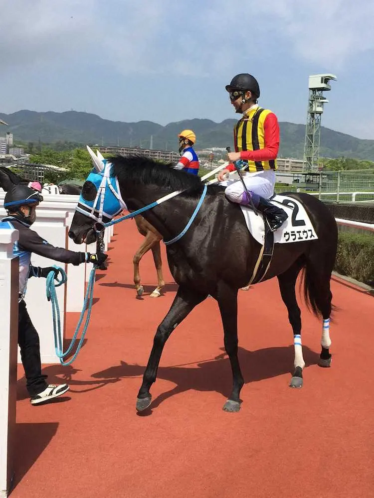 ＜阪神1R＞右足甲の骨折から復帰した武豊はウラエウス（牡3＝本田）に騎乗し、いきなり勝利