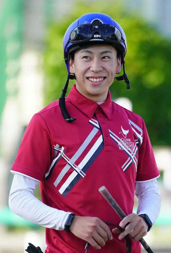 エフフォーリアの追い切りを終え笑顔を見せる横山武（撮影・村上　大輔）