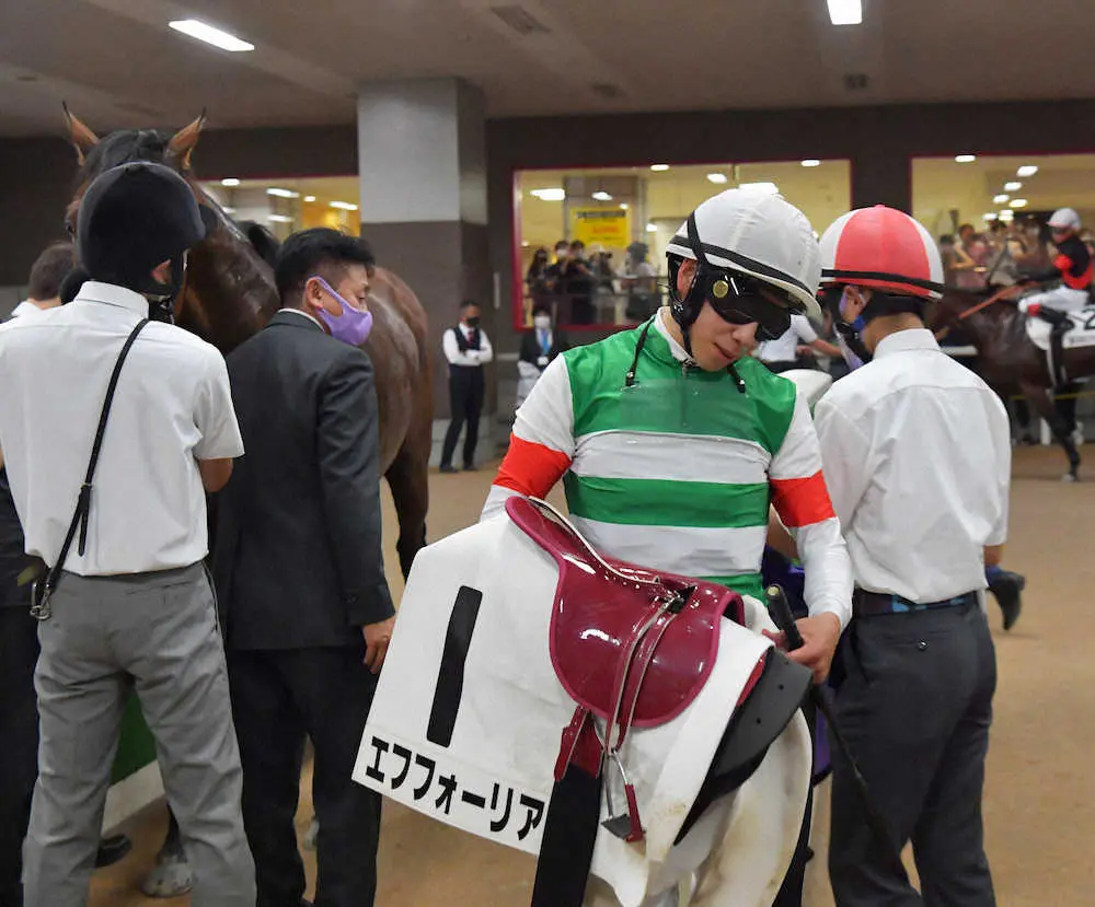 まさかの2着となりガックリのエフフォーリアに騎乗した横山武