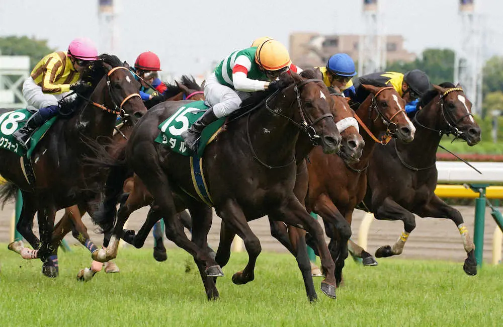 エプソムCを制したザダル（中央）＝撮影・郡司　修