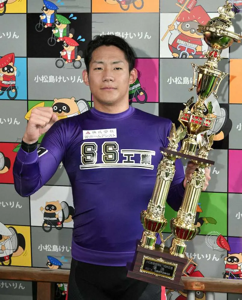 小松島記念を制し、トロフィーを手にポーズをとる太田