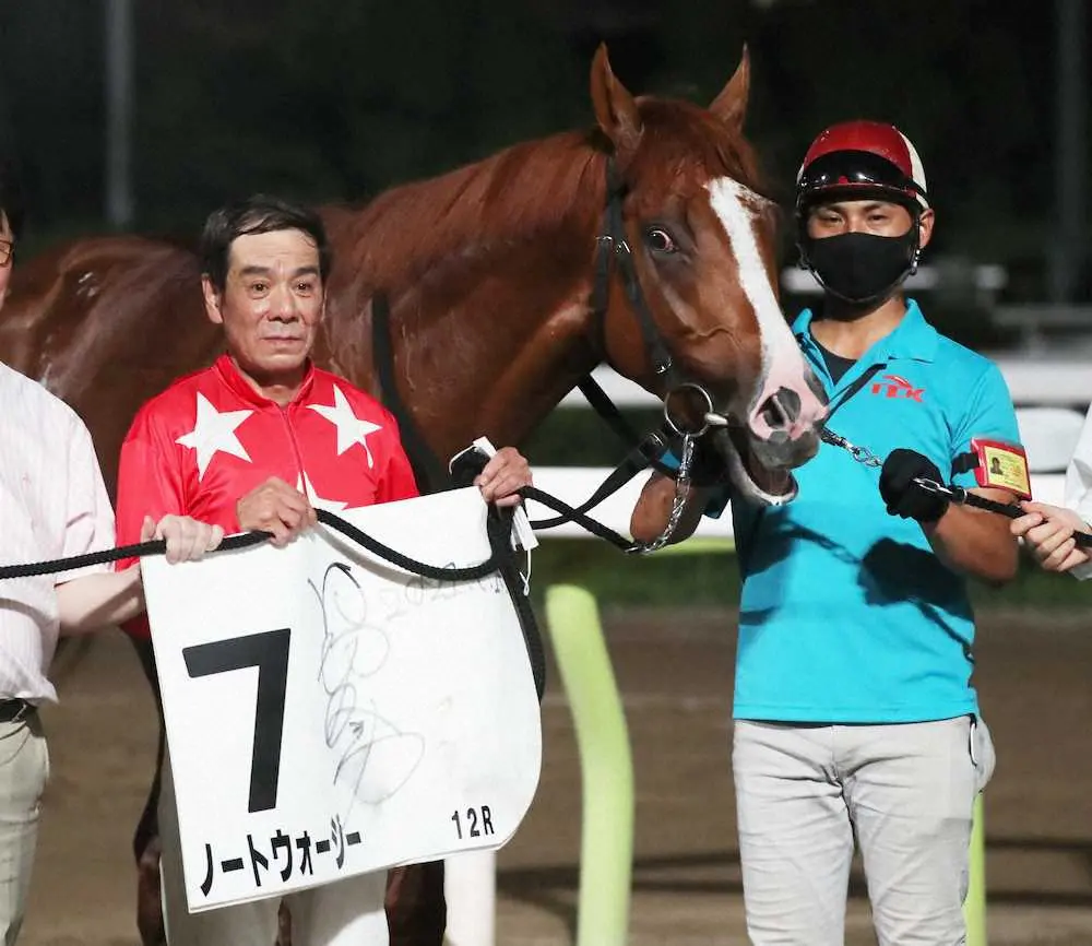 大井12R・トゥインクルのきせき賞でノートウォージーに騎乗し、最年長勝利記録を更新した的場（左）＝撮影・村上　大輔