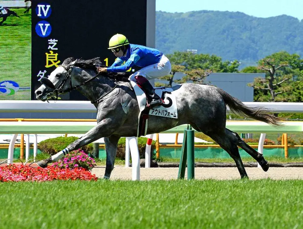 ＜函館1R2歳未勝利戦＞2着に2馬身半の差をつけてゴールした（5）アウトパフォーム（撮影・千葉茂）