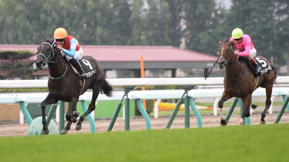 ＜札幌9Rクローバー賞＞4コーナーから先頭に立ち押し切ったラブリイユアアイズ＝左（撮影・千葉　茂）