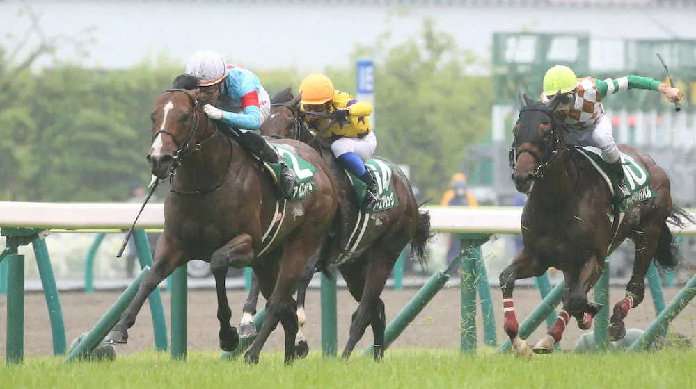 ＜福島11R・ラジオNIKKEI賞＞レースを制した丸山騎乗のヴァイスメテオール＝左手前（撮影・西川祐介）