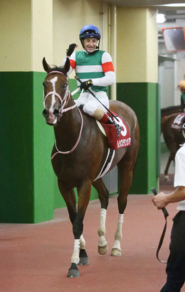 ＜中京11RセントウルS＞レシステンシアで勝利し、ガッツポーズのルメール（撮影・亀井　直樹）