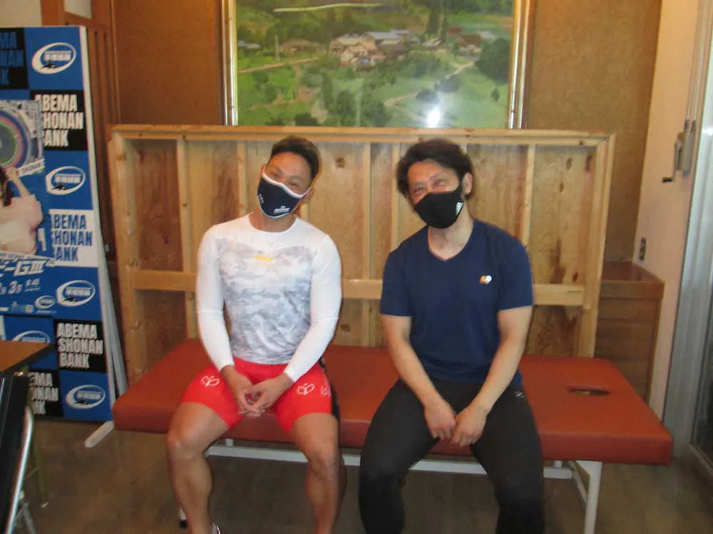順延が決まり、リラックスする郡司浩平（左）と和田健太郎