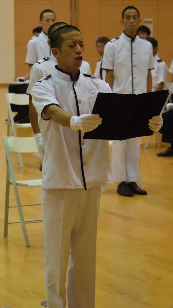 入所生代表のあいさつを行う野田