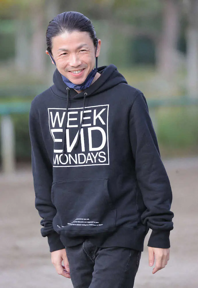 美浦トレセン訪れた松岡（撮影・郡司　修）