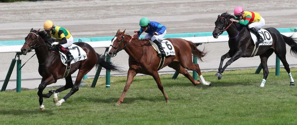 ＜阪神5R新馬戦＞直線で抜け出すリアド（7）は2着に3馬身差をつけ圧勝（撮影・奥　調）