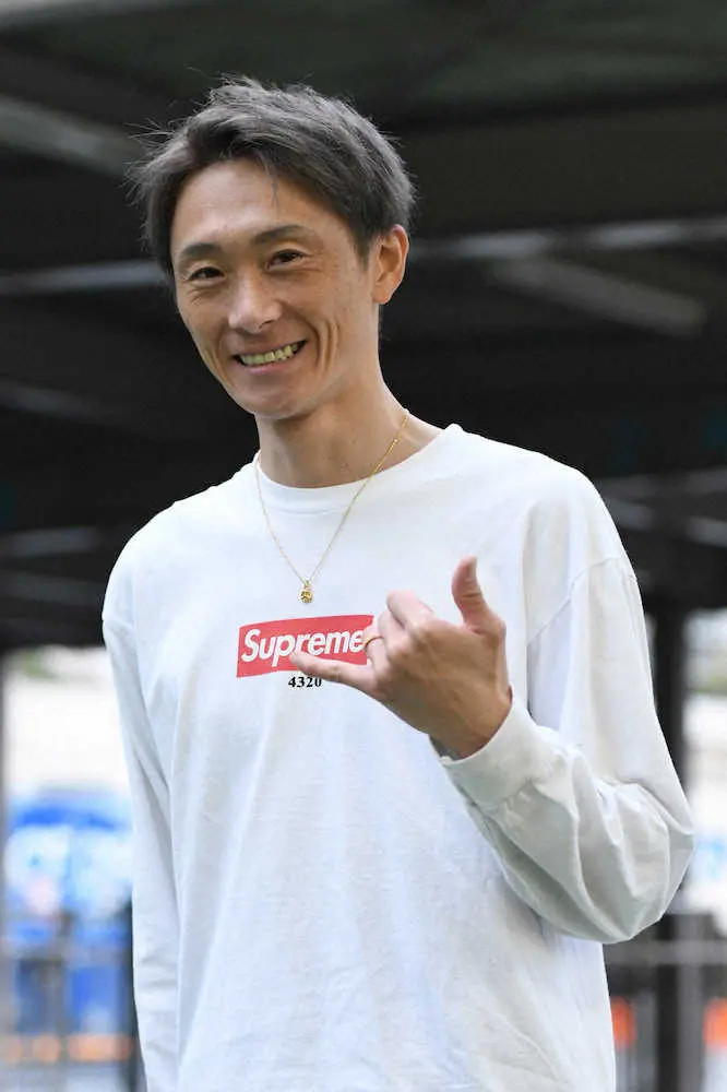 アロハポーズを決める峰