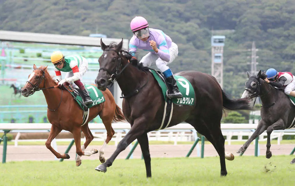＜小倉11R小倉2歳S＞大外から差し切ってレースを制するナムラクレア（中央）と2着スリーパーダ＝左（撮影・中村　達也）
