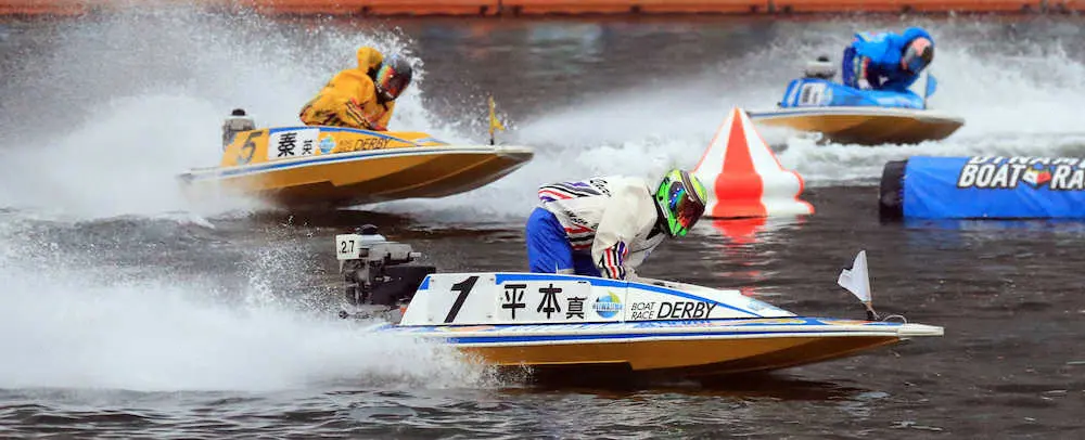 ＜平和島12R優勝戦＞3周目2Mを先頭で通過する平本＝手前（撮影・久冨木　修）　　　　　　
